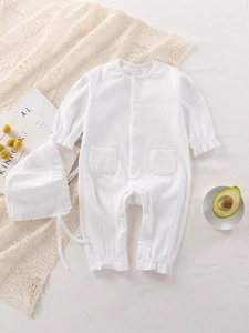 Pagliaccetto neonato bianco in cotone a coste con cappello abbinato su pizzo elegante