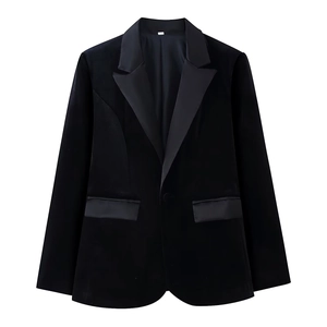 Détail d'un blazer en velours noir avec revers classique et poches à rabat