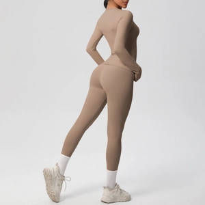 Dettaglio del set yoga marrone caffè vista posteriore con trama del tessuto elastico