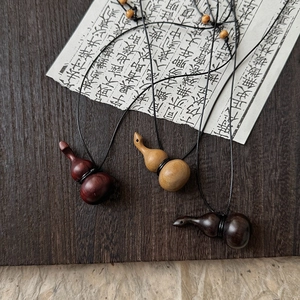 Collier artisanal avec pendentif gourde en bois naturel et ébène sur cordon noir