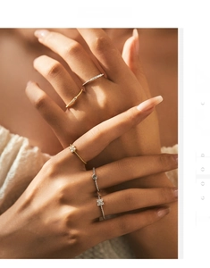 Primo piano di anelli minimalisti in argento S925 con moissanite colore D su modella