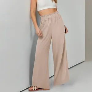 Dettaglio dei pantaloni larghi in cotone e lino kaki con vita alta elastica e tasche