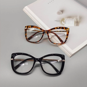 Occhiali anti-luce blu TR90 alla moda in nero e tartarugato con design ad ala