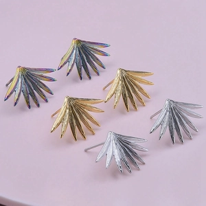Set di orecchini a perno in acciaio 304 color oro, argento e arcobaleno a forma di foglia
