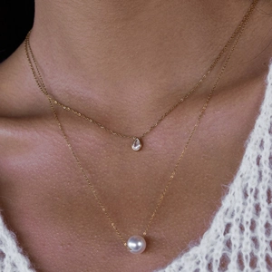 Collier double rang en acier titane doré avec pierre en poire et pendentif perle