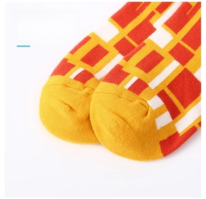 Detailansicht der nahtlosen Zehenpartie bei Baumwollsocken mit geometrischem Muster
