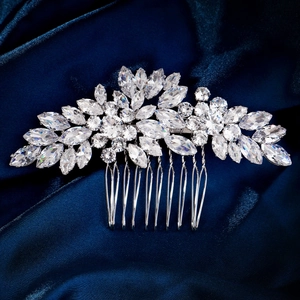 Peigne à cheveux argenté luxueux avec cristaux marquise pour coiffures de mariée sur soie