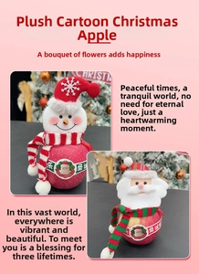 Dettaglio decorazione mela di Natale in peluche con pupazzo di neve, Babbo Natale e sciarpe