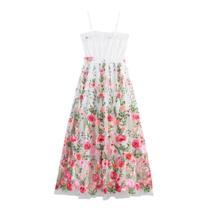 Longue robe en tulle blanc à broderie florale rose avec de fines bretelles