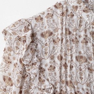 Chemisier en mousseline florale pour femmes avec col montant et détails de volants