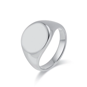 Primo piano di un anello a sigillo minimalista in argento con parte superiore tonda lucida