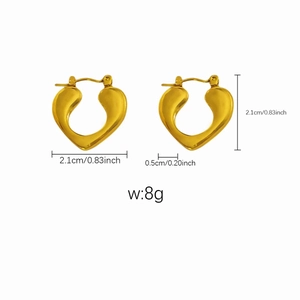 Dimensions détaillées des boucles d'oreilles cœur plaquées or 18 carats de 2,1 cm