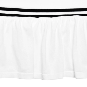 Vue détaillée macro du tissu tricoté blanc avec des volants rayés noirs sur l'ourlet