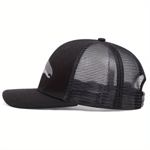 Cappellino trucker nero con ricamo squalo e rete traspirante per attività all'aperto