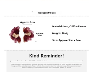 Détails des boucles d'oreilles fleurs en mousseline rouge foncé mesurant 9cm par 6cm