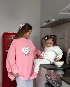 Sweat assorti mère fille rose avec texte russe dans une cuisine moderne de style