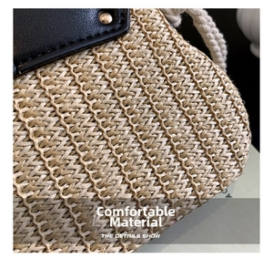 Gros plan sur la texture en paille tressée et le rabat en cuir noir du sac à main