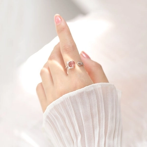 Adjustable S925 silver cat ring with pink strawberry quartz gemstone on finger
