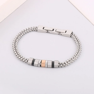 Vue détaillée du bracelet en acier inoxydable à trois rangées avec fermoir à bijoux