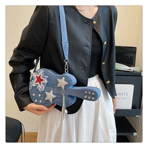 Borsa a tracolla creativa a forma di chitarra in denim con stelle e catene frangiate