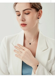Detailaufnahme des eleganten S925 Silber-Schmucksets mit schwarzen Herzanhängern aus Onyx