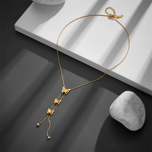 Détail du collier papillon doré avec chaîne serpent fine et fermoir mousqueton