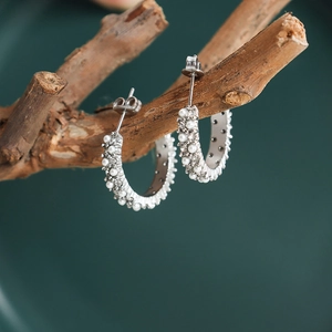 Boucles d'oreilles créoles argentées avec perles blanches, style vintage élégant