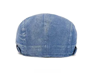 Detailansicht der Rückseite einer gewaschenen blauen Jeans-Baskenmütze mit Metallschnallen