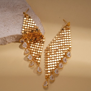 Détails des boucles d'oreilles en maille dorée 18K avec zircons poires sur pierre naturelle