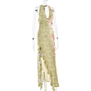 Détail de la robe licou vert clair à imprimé roses et ourlet à volants asymétriques