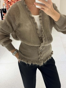 Gilet en maille mohair marron avec bords à volants et col en V dans un style décontracté