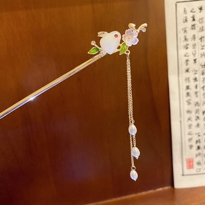 Détail du pic à cheveux chinois avec lapin en jade blanc, fleur violette et pendentif à gland