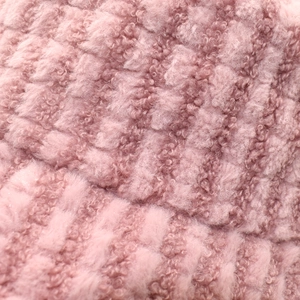 Makroaufnahme von rosa gestreiftem Fischerhut-Gewebe mit warmer, flauschiger Textur