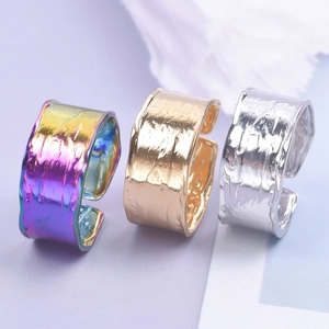 Verstellbare breite Strukturringe in Regenbogen, Gold und Silber aus Edelstahl