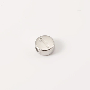Macro-detail van een zilveren roestvrijstalen ronde kraal met een reliëf cijfer één