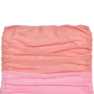 Gros plan sur la robe en tulle rose avec texture froncée et design bustier chic