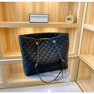 Dettaglio della borsa tote in pelle trapuntata nera con catena argentata esposta