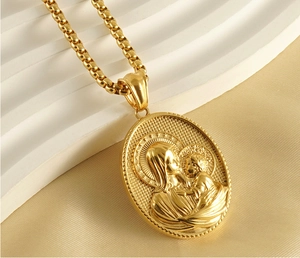 Gros plan d'un collier en acier doré 18k avec pendentif ovale Vierge Marie sur soie