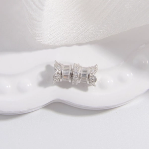 Détail macro d'une perle en argent S925 sertie de zircons brillants pour bijoux DIY