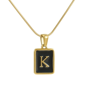 Détail du collier à maille serpent dorée 18 carats avec pendentif lettre K noir