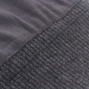 Détail du bonnet en maille gris foncé avec doublure polaire double couche et texture côtelée