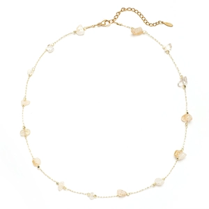 Vue détaillée du collier en chaîne dorée avec pierres de quartz et logo S.steel