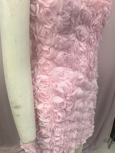 Détails de roses 3D roses et maille multicouche sur cette robe d'été sans manches