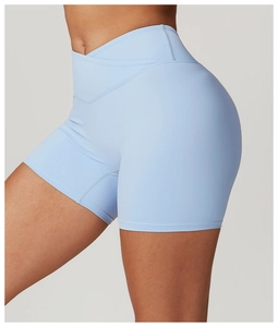 Détail de la taille croisée haute sur un short de yoga bleu clair recyclé pour femme