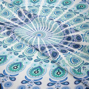 Détail de la tapisserie mandala bleue avec motifs paisley complexes et texture de tissu doux