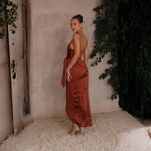 Détail de la robe nuisette en satin rouge rouille montrant le tissu et le laçage dos