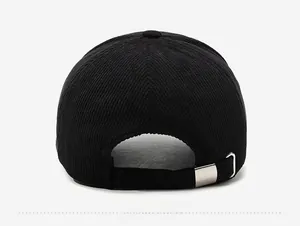 Vue détaillée de l'arrière de la casquette noire en velours avec boucle en métal argenté