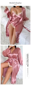 Détail du peignoir en satin rose poudré et chemise de nuit en dentelle en soie