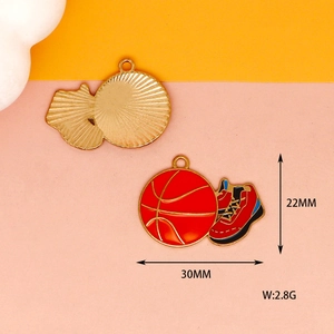Dettaglio del ciondolo basket e scarpa con dimensioni 30x22mm e peso di 2,8g