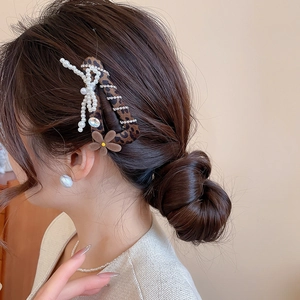 Detailansicht der Haarspange mit Leopardenmuster, Perlen und Strass im Haar